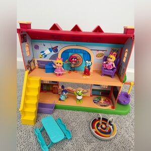 Muppet Babies school house. Includes characters as shown. Good condition. $35.